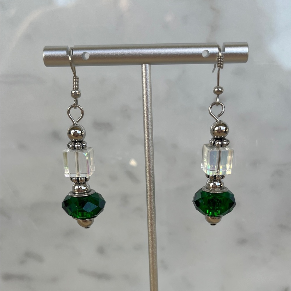 *NWOT* Handmade Green and Clear Beaded Silver Dangle Earrings